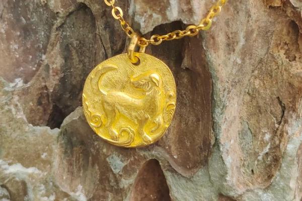 2025年属狗人适合佩戴的吉祥饰品推荐