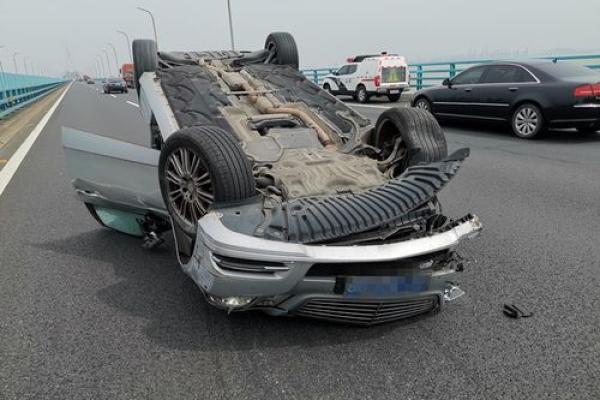 梦见老公开车翻车了人没事 梦见老公开车翻车了人没事