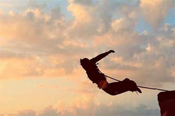 梦见儿子从高处坠落是什么意思 梦见儿子从高处坠落是什么意思