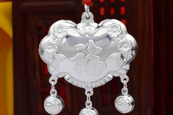 新生儿长命锁一般由什么人送风水