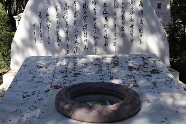 世界名人墓地之拿破仑墓地风水