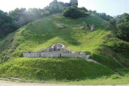 坟墓风水正前方不可以有什么？