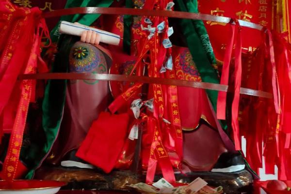 月老庙求姻缘诗句 月老庙姻缘牌写什么？