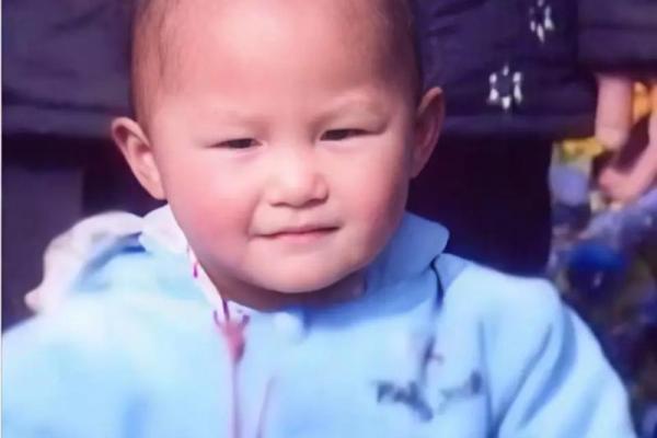 男婴眉心长“月牙”胎记,母亲带他算命后神秘失踪,至今下落不明 男婴眉心长“月牙”胎记,母亲带他算命后神秘失踪,至今下落不明