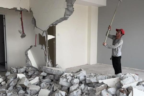 风水先生砸房子