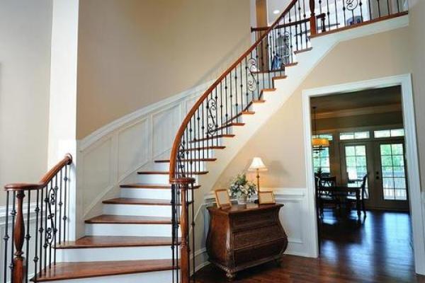 楼梯风水_一楼客厅装楼梯有讲究吗